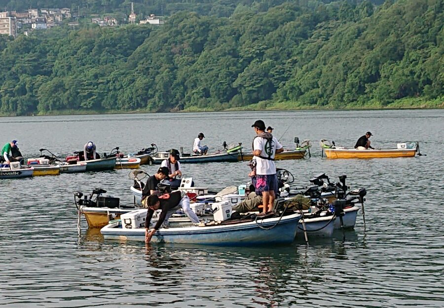 スタッフ吉田君釣行記～津久井湖/ブラックバス…40cmくらい/2本で2180g～