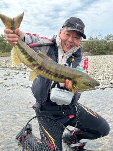 小室様・スタッフ内田～新潟県荒川/サケ2匹～