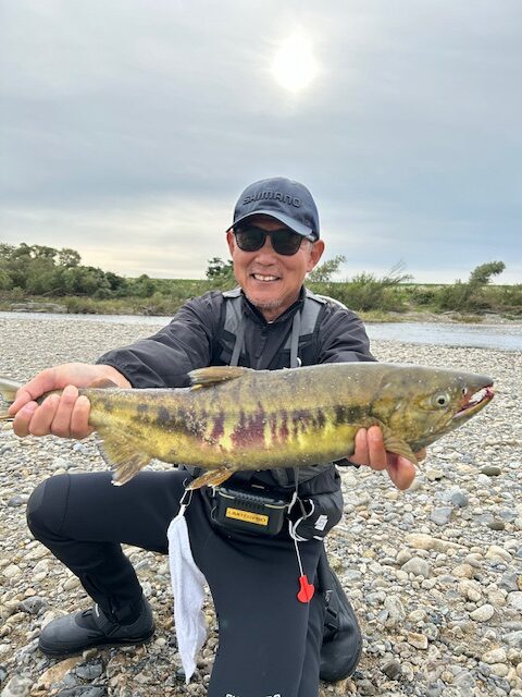 小室様・スタッフ内田～新潟県荒川/サケ2匹～