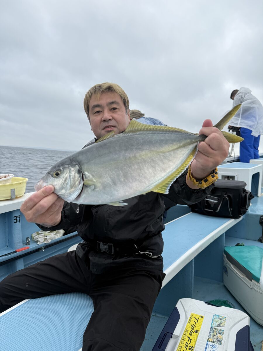 スタッフ小澤釣行記~佐島沖/シマアジ49cm1.6kg/1枚~