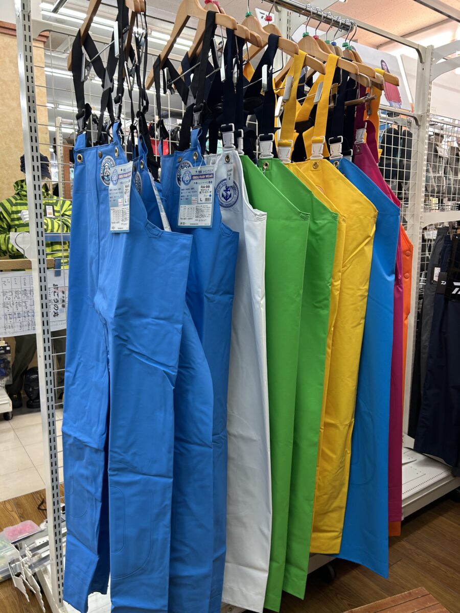 川島商事（株）『クラフテル レインウェアー胴付きズボン』・阪神素地（株）『エビスレインウェア　RA-98 サロペット 前ファスナー付』