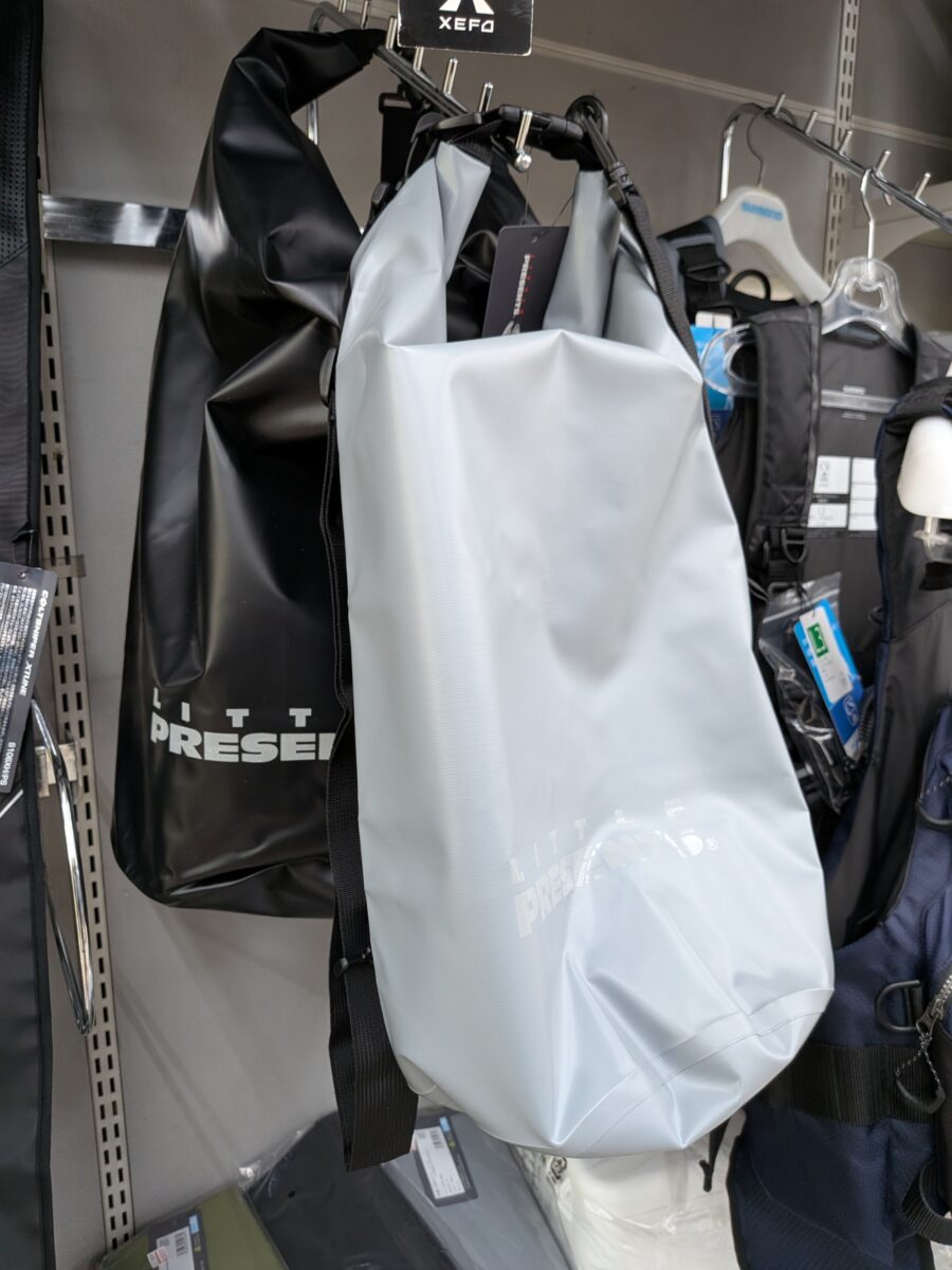 驚きの価格は店頭で！リトルプレゼンツ『防水シリンダーバッグ』